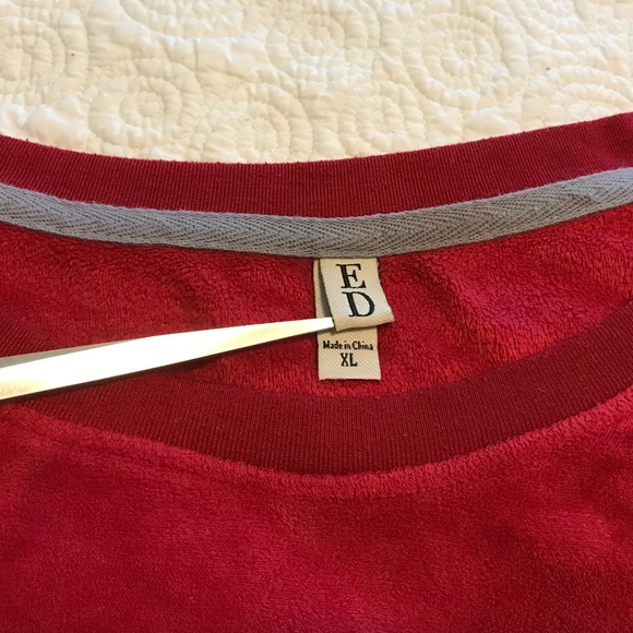 Lightweight soft red sweatshirt / top with cute puppy design by ED (XL) - Picture 7 of 15